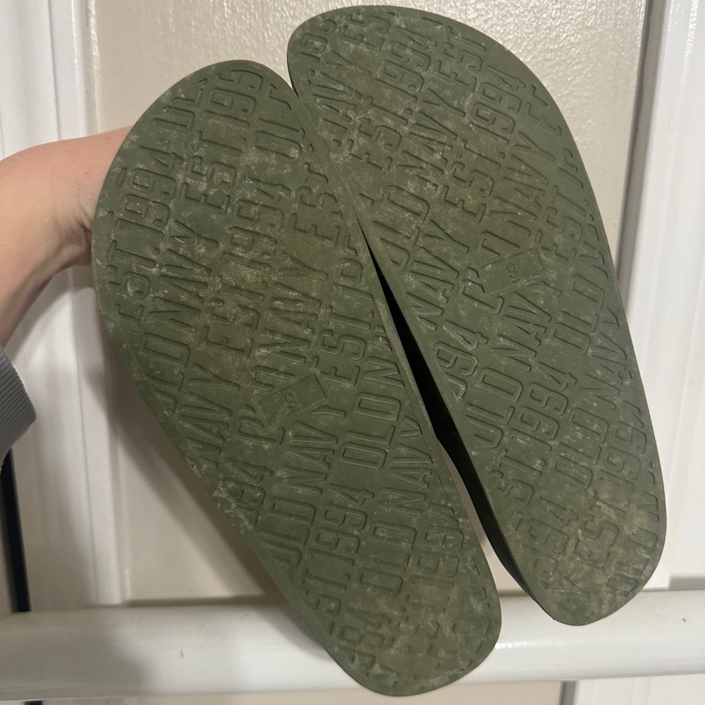 Old Navy Camo Slide Sandals - Picture 3 of 3